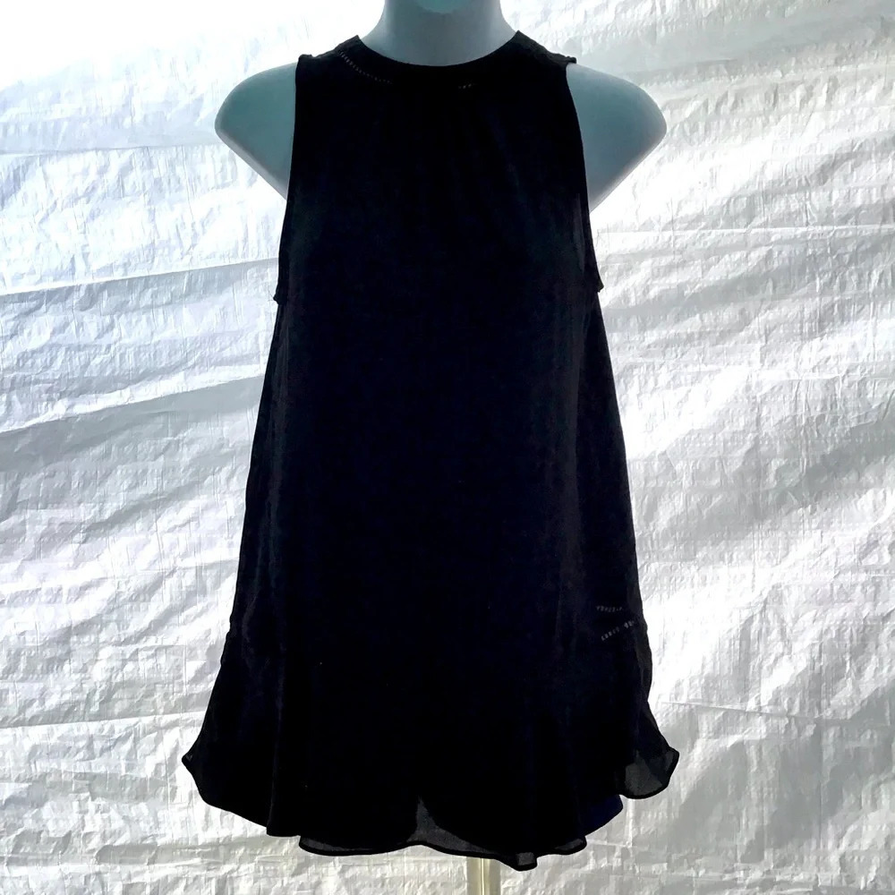 Beautiful blouse size medium. (Box X )